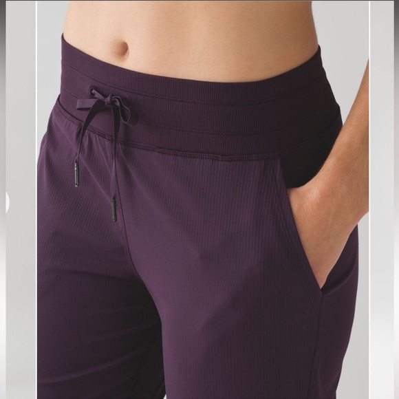 NWT Lululemon Dance Studio Crop II Black Cherry Size 4 - Picture 4 of 12